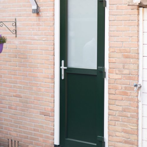 Woning-3-geplaatst-door-aannemer-Westzaan-kunststof-kozijnen-voordeur-11-scaled.jpg