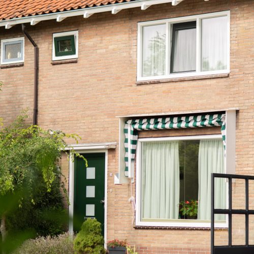 Woning-3-geplaatst-door-aannemer-Westzaan-kunststof-kozijnen-voordeur-4-scaled.jpg